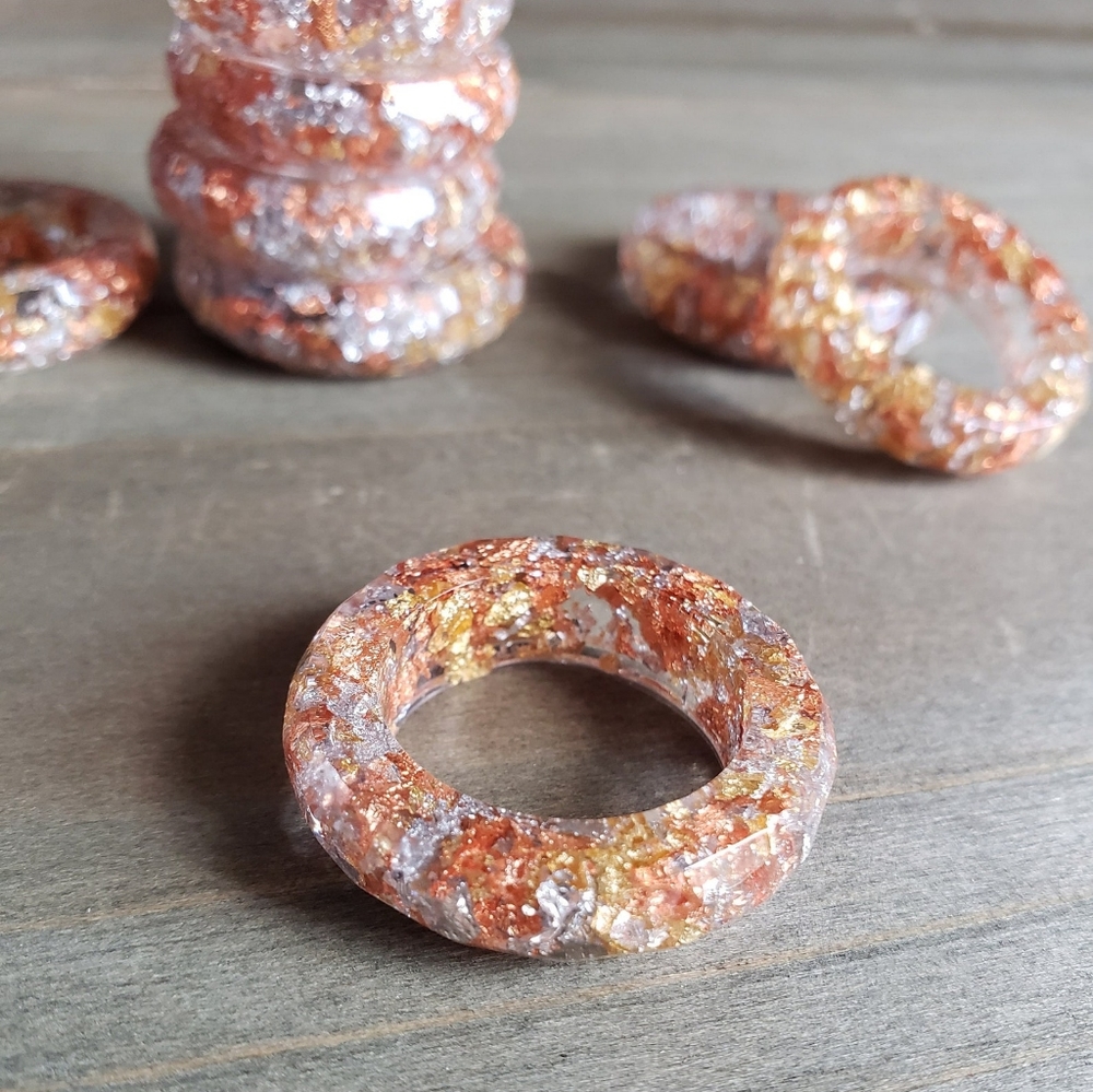 🌟-Hand Crafted copper ,Silver and Gold Flake Resin Ring size 8-🌟